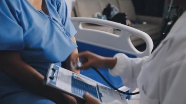 Doktor hasta elini tutuyor.