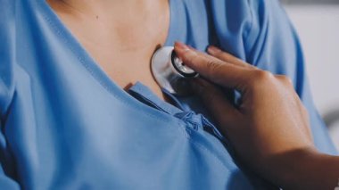 Steteskop tutan doktorlara yakın çekim.