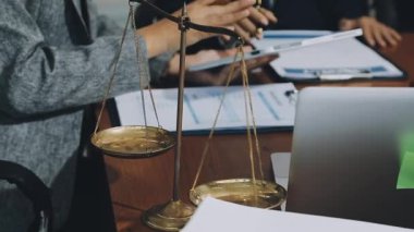 Ofiste çalışan bir iş adamı.