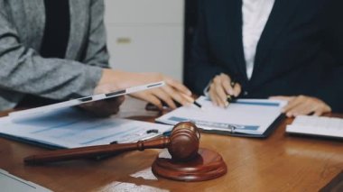 iş ekibi masaüstünde çalışsın