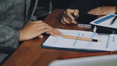 İşadamı kağıda yazıyor.