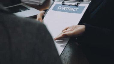 Kağıtta yazan iş adamı