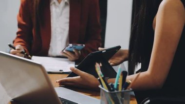 İş adamları modern ofiste toplanıyor.