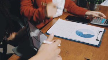 İş ekibi ofiste dizüstü bilgisayarla çalışıyor.