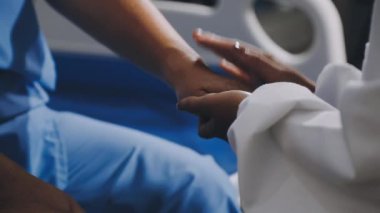 Doktor el ele tutuşan hastayı kapatın.