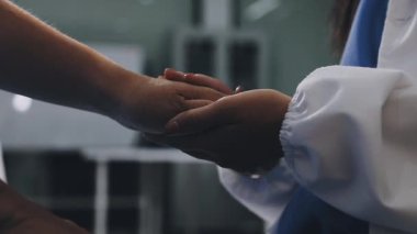 Doktor ve hemşire elleri