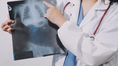 genç doktor stetoskop bir holding.