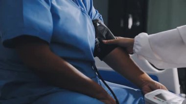 Doktor stetoskop elinde tutan