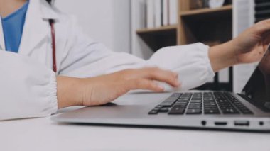 Laptop hastanede çalışan doktor