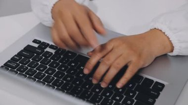 Genç bayan ofiste çalışıyor.