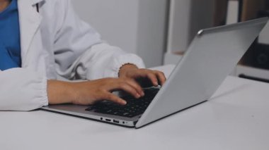 Doktor dizüstü bilgisayar ve stetoskop