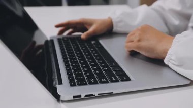 Bilgisayar klavyesinde yazan iş adamı