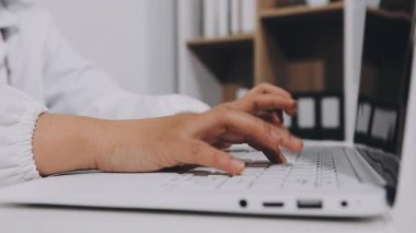 Dizüstü bilgisayarla çalışan kadın