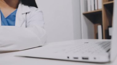 Doktor bilgisayar üzerinde çalışıyor.