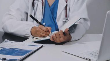 Ofiste steteskoplu bir doktor var.