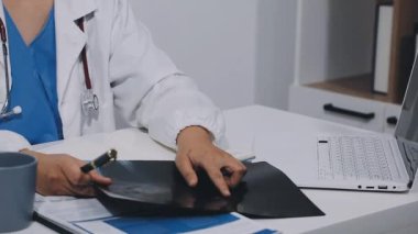 ofiste çalışan doktor