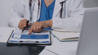 Doktor panoya yazı yazıyor.