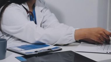 Doktor bir panoda yazıyor