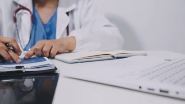 Ofiste çalışan kadın doktor.