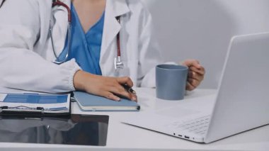 Ofiste çalışan genç bayan doktor..