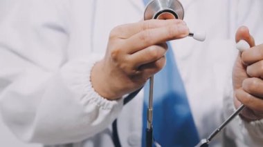 Steteskop tutan doktorlara yakın çekim