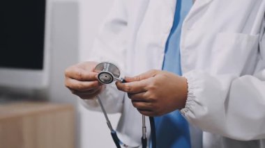 Tıp bürosundaki doktor.