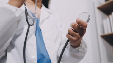 Doktor holding stetoskop, portre