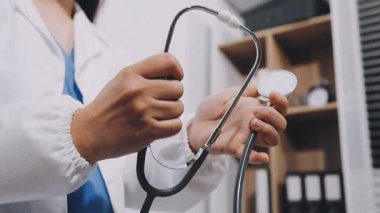 Tıp bürosundaki doktor.