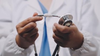 Elinde steteskop ve tabletle doktor.