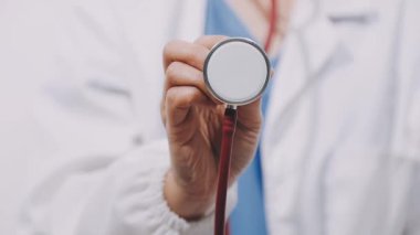 Doktor elinde steteskop tutuyor.