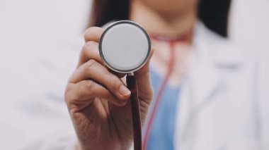 Doktor Hand 'in steteskobu kapatıyoruz.