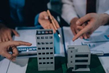 Emlakçı ve müşteri ev, sigorta ya da emlak satın almak için sözleşme imzalarlar. Ev kiralarlar, sigorta yaptırırlar, emlak veya emlak kredisi alırlar..