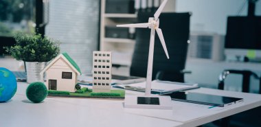 ESG (Çevresel, sosyal, kurumsal yönetim) organizasyon planlaması üzerine beyin fırtınası yapan bir grup iş adamı. Sürdürülebilir işler, iş arkadaşları takım çalışması. Kapat.