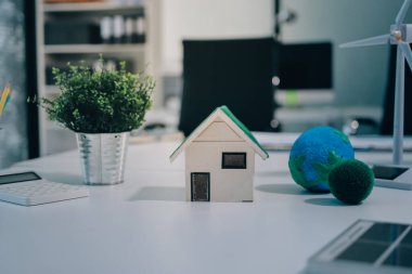 ESG (Çevresel, sosyal, kurumsal yönetim) organizasyon planlaması üzerine beyin fırtınası yapan bir grup iş adamı. Sürdürülebilir işler, iş arkadaşları takım çalışması. Kapat.