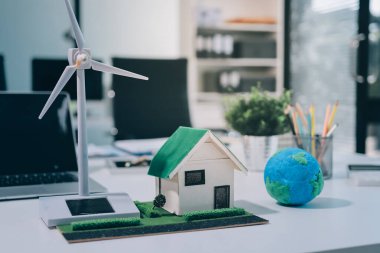 ESG (Çevresel, sosyal, kurumsal yönetim) organizasyon planlaması üzerine beyin fırtınası yapan bir grup iş adamı. Sürdürülebilir işler, iş arkadaşları takım çalışması. Kapat.