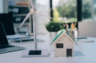 ESG (Çevresel, sosyal, kurumsal yönetim) organizasyon planlaması üzerine beyin fırtınası yapan bir grup iş adamı. Sürdürülebilir işler, iş arkadaşları takım çalışması. Kapat.