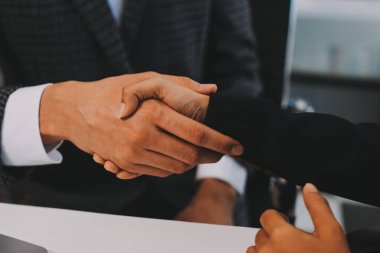 Muhasebe şirketi kazançlı nakit akışı için finansman ve vergilendirme planlaması, ofiste çalışan denetçi ve muhasebeci ekibi, mali verileri ve muhasebe kayıtlarını hesap makinesiyle analiz eder.