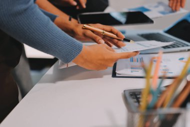 Muhasebe şirketi kazançlı nakit akışı için finansman ve vergilendirme planlaması, ofiste çalışan denetçi ve muhasebeci ekibi, mali verileri ve muhasebe kayıtlarını hesap makinesiyle analiz eder.