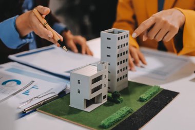 Emlakçı ve müşteri ev, sigorta ya da emlak satın almak için sözleşme imzalarlar. Ev kiralarlar, sigorta yaptırırlar, emlak veya emlak kredisi alırlar..