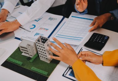 Emlakçı ve müşteri ev, sigorta ya da emlak satın almak için sözleşme imzalarlar. Ev kiralarlar, sigorta yaptırırlar, emlak veya emlak kredisi alırlar..