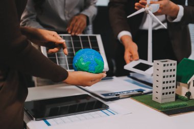 ESG (Çevresel, sosyal, kurumsal yönetim) organizasyon planlaması üzerine beyin fırtınası yapan bir grup iş adamı. Sürdürülebilir işler, iş arkadaşları takım çalışması. Kapat.