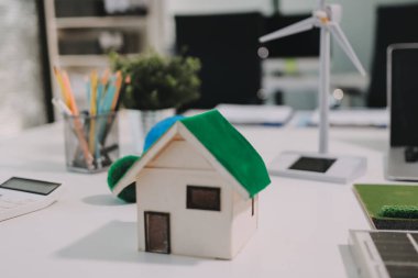 ESG (Çevresel, sosyal, kurumsal yönetim) organizasyon planlaması üzerine beyin fırtınası yapan bir grup iş adamı. Sürdürülebilir işler, iş arkadaşları takım çalışması. Kapat.