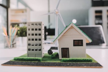 ESG (Çevresel, sosyal, kurumsal yönetim) organizasyon planlaması üzerine beyin fırtınası yapan bir grup iş adamı. Sürdürülebilir işler, iş arkadaşları takım çalışması. Kapat.