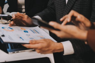 Muhasebe şirketi kazançlı nakit akışı için finansman ve vergilendirme planlaması, ofiste çalışan denetçi ve muhasebeci ekibi, mali verileri ve muhasebe kayıtlarını hesap makinesiyle analiz eder.