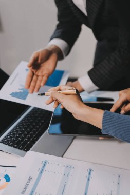 Muhasebe şirketi kazançlı nakit akışı için finansman ve vergilendirme planlaması, ofiste çalışan denetçi ve muhasebeci ekibi, mali verileri ve muhasebe kayıtlarını hesap makinesiyle analiz eder.