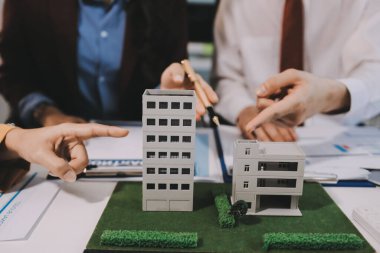 Emlakçı ve müşteri ev, sigorta ya da emlak satın almak için sözleşme imzalarlar. Ev kiralarlar, sigorta yaptırırlar, emlak veya emlak kredisi alırlar..