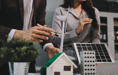 ESG (Çevresel, sosyal, kurumsal yönetim) organizasyon planlaması üzerine beyin fırtınası yapan bir grup iş adamı. Sürdürülebilir işler, iş arkadaşları takım çalışması. Kapat.