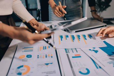 Muhasebe şirketi kazançlı nakit akışı için finansman ve vergilendirme planlaması, ofiste çalışan denetçi ve muhasebeci ekibi, mali verileri ve muhasebe kayıtlarını hesap makinesiyle analiz eder.