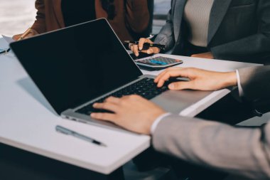 Muhasebe şirketi kazançlı nakit akışı için finansman ve vergilendirme planlaması, ofiste çalışan denetçi ve muhasebeci ekibi, mali verileri ve muhasebe kayıtlarını hesap makinesiyle analiz eder.