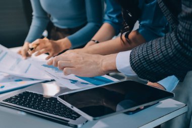 Muhasebe şirketi kazançlı nakit akışı için finansman ve vergilendirme planlaması, ofiste çalışan denetçi ve muhasebeci ekibi, mali verileri ve muhasebe kayıtlarını hesap makinesiyle analiz eder.